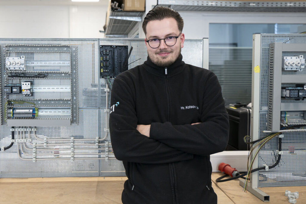 Ausbilder Elektrotechnik: Michael Kotsovolos vor einem Schaltschrank-Modul, Kompetenzcampus Technik und Wirtschaft Bergisches Land, Remscheid