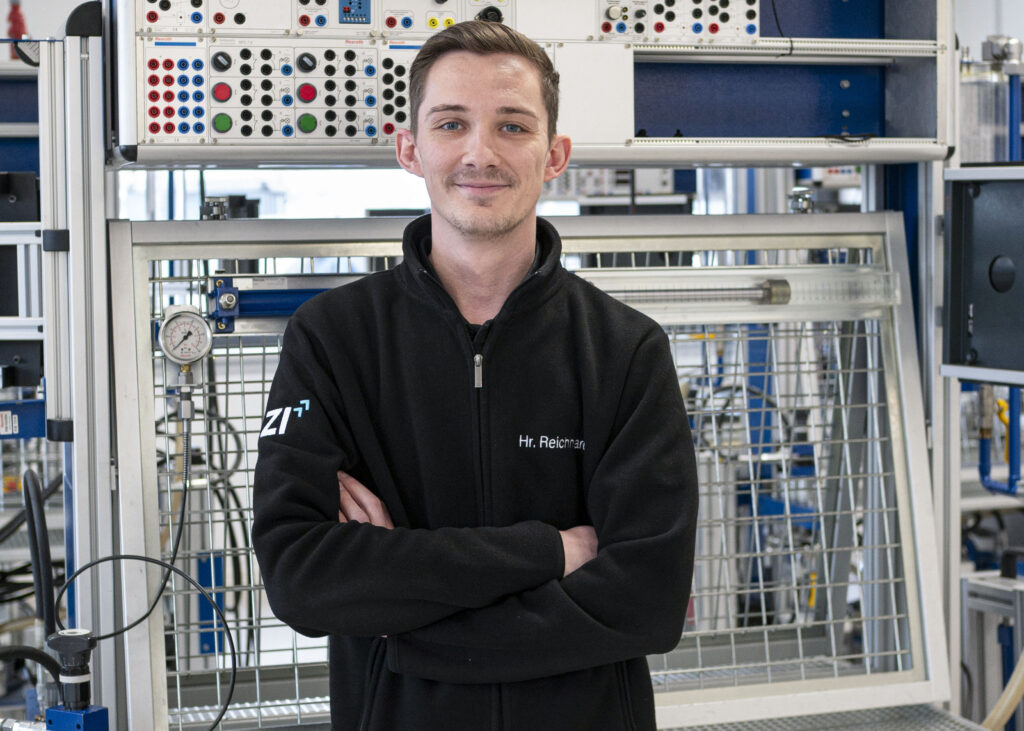 Ausbilder für Steuerungstechnik: Christopher Reichhardt im Trainingslabor mit Steuerungssystemen, Kompetenzcampus Technik und Wirtschaft Bergisches Land, Remscheid