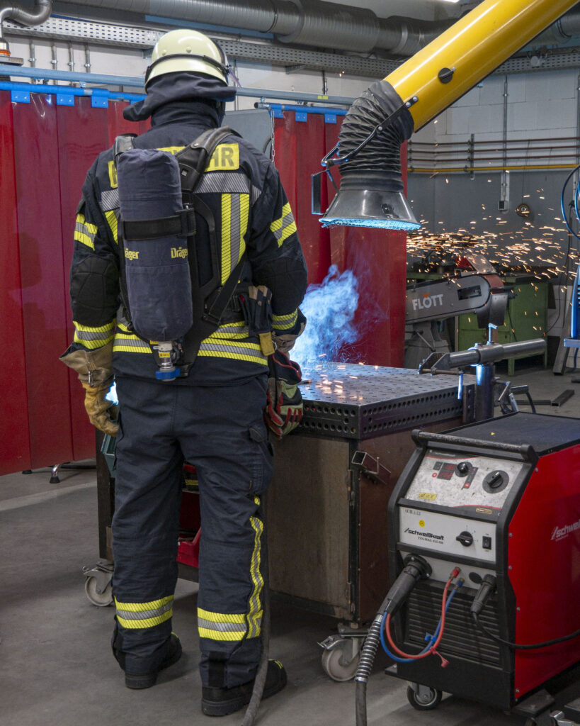 Brandmeisteranwärter Ausbildung: Feuerwehranwärter bei Schweißübung in Schutzkleidung, BZI Remscheid