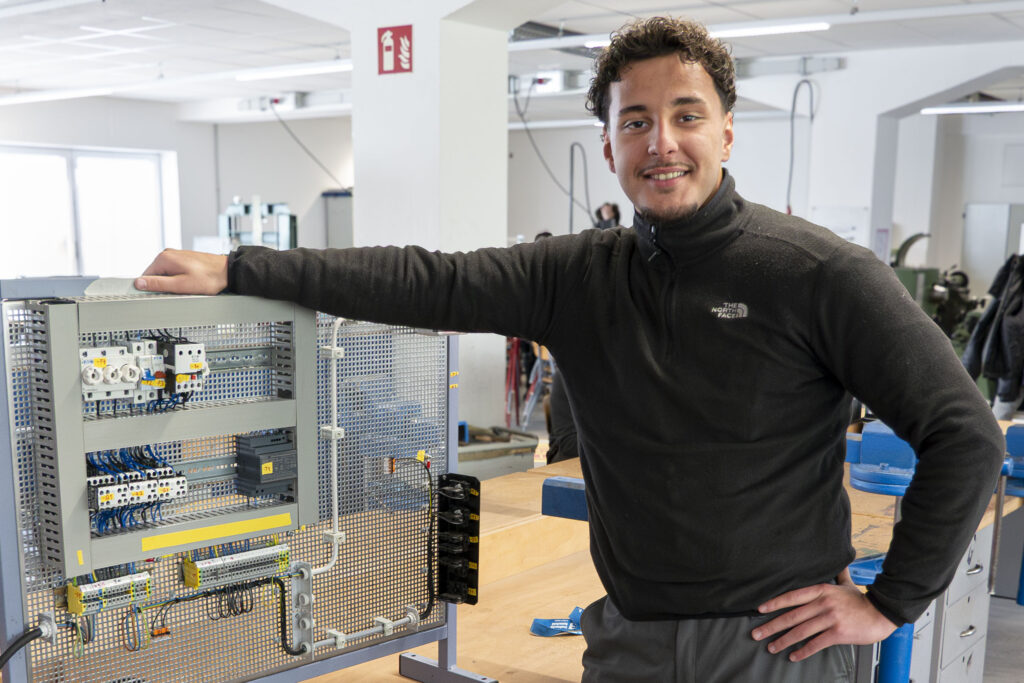 Elektroniker Ausbildung: Mehmet im ersten Ausbildungsjahr am Schaltschrank, Kompetenzcampus Technik und Wirtschaft Bergisches Land, Remscheid