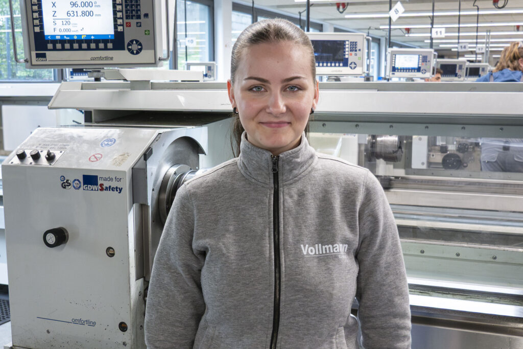 Werkzeugmechanikerin: Ivona im ersten Ausbildungsjahr an der Drehmaschine, Kompetenzcampus Technik und Wirtschaft Bergisches Land, Remscheid